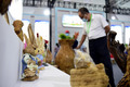 わら製品を見学する来場者（2022年8月19日撮影）。(c)Xinhua News