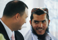 アフガニスタン・カブール（Kabul）で記者会見した、キューバにあるグアンタナモ（Guantanamo）米海軍基地内の収容施設に7年間にわたって拘束された後、母国アフガニスタンに米軍機で送還されたモハメド・ジャワド（Mohammed Jawad）氏（右、2009年8月27日撮影）。(c)AFP/SHAH Marai