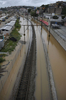 ブラジル･サンパウロ（Sao Paulo）から西に35キロのFranco da Rochaで、水没した線路（2011年1月12日撮影）。(c)AFP/Mauricio LIMA