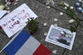 フランス・ストラスブールで開かれた、殺害された歴史教師のサミュエル・パティさんの追悼集会で、路上に並べられたパティさんの写真とフランス国旗（2020年10月18日撮影）。(c)FREDERICK FLORIN / AFP