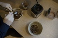 米ワシントンD.C.で、胎盤を粉末状にしてカプセルを作る助産師のクラウディア・ブッカーさん（2015年2月10日撮影）。(c)AFP/RAPHAELLE PICARD