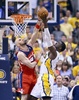 13-14NBAプレーオフ・イースタンカンファレンス準決勝（7回戦制）、インディアナ・ペイサーズ（Indiana Pacers）対ワシントン・ウィザーズ（Washington Wizards）第2戦。リバウンドを競るワシントン・ウィザーズのマーチン・ゴータット（Marcin Gortat、左）とロイ・ヒバート（Roy Hibbert、2014年5月7日撮影）。(c)AFP/Getty Images/Andy Lyons