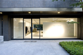 東京・南青山にオープンした「RICK OWENS TOKYO STORE」の外観。（c）Rick Owens