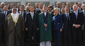 アフガニスタン・カブール（Kabul）で開かれた同国復興支援のための閣僚級国際会議後に集合写真を撮るアフガニスタンのハミド・カルザイ（Hamid Karzai）大統領（中央）、国連（UN）の潘基文（パン・キムン、Ban Ki-moon）事務総長（カルザイ氏の左）、ヒラリー・クリントン（Hillary Clinton）米国務長官（カルザイ氏の右）ら支援国と国際機関の代表ら（2010年7月20日撮影）。(c)AFP/SHAH Marai