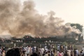パキスタン・ラヒームヤルカーン近郊で、炎上した旅客列車の周りに集まる住民たち。パンジャブ州緊急当局提供（2019年10月31日撮影）。(c)AFP PHOTO / PAKISTAN&apos;SPUNJAB EMERGENCY SERVICE RESCUE 1122