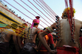 シンガポールで30日、ヒンズー教の大祭タイプーサム（Thaipusam）が行われた。ムルガ（Muruga）神をあがめるこの祭りは、 タミル暦のタイ（Thai）の月の満月の日に行われる。信者らは「カバディ（Kavadi）」と呼ばれる御輿（みこし）を鉄串などで自分の身体に固定して苦行の行進を行う。この祭りはマレーシアでも行われる。

写真は、早朝のマレーシア・クアラルンプール（Kuala Lumpur）で、背中に刺したフックで「カバディ」と呼ばれる御輿（みこし）を引きながらバトゥ洞窟（Batu cave）のヒンズー教寺院に向かって苦行の行進をするヒンズー教徒（2010年1月30日撮影）。(c)AFP/Saeed KHAN