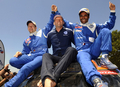 ダカールラリー2011第13ステージを終了し、総合優勝に喜ぶフォルクスワーゲン（VW）の（右から）ナセル・アルアティア（Nasser Al-Attiyah）、チーム代表のクリス・ニッセン（Chris Niessen）、コ・ドライバーのティモ・ゴットシャルク（Timo Gottschalk、2011年1月15日撮影）。(c)AFP/DANIEL GARCIA
