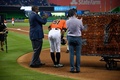 17MLB、ピッツバーグ・パイレーツ対マイアミ・マーリンズ。試合前に行われたセレモニーで頭を下げるマイアミ・マーリンズのイチロー（2017年4月30日撮影）。(c)AFP/Getty Images/Mark Brown