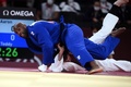 東京五輪、柔道混合団体決勝。ウルフ・アロン（下）と対戦するテディ・リネール（2021年7月31日撮影）。(c)Franck FIFE / AFP