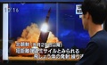 北朝鮮による飛翔体発射について報じるテレビの画面を見つめる歩行者。都内にて（2019年8月16日撮影）。(c)Kazuhiro NOGI / AFP