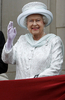即位60周年を祝う記念行事の最終日、バッキンガム宮殿（Buckingham Palace）のバルコニーに立つエリザベス女王（Queen Elizabeth II、2012年6月5日撮影）。(c)AFP/STEFAN WERMUTH