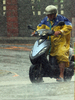 2007年9月18日、台風12号が接近する台湾の基隆（Keelung）で土砂降りの中、オートバイを運転する住民。(c)AFP/PATRICK LIN
