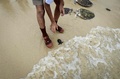 タイのサッタヒープにあるタイ海軍のウミガメ保護センターで、ウミガメを海に放つ子ども（2017年7月26日撮影）。(c)AFP/LILLIAN SUWANRUMPHA
