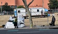 米カリフォルニア州ロサンゼルスで公開された応急仮設住宅と近くに設置された路上生活者のテント（2024年1月31日撮影）。(c)Frederic J. BROWN / AFP