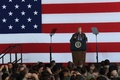 東京の米軍横田基地で米軍人らを前に演説するドナルド・トランプ米大統領（2017年11月5日撮影）。(c)AFP/Toshifumi KITAMURA