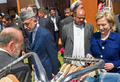 アフガニスタンの首都カブール（Kabul）で、ヒラリー・クリントン（Hillary Clinton）米国務長官（右）に地元のバザールを案内するハミド・カルザイ（Hamid Karzai）大統領（左から2人目、2010年7月20日撮影）。(c)AFP/Paul J. RICHARDS