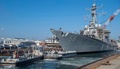 神奈川県横須賀市の乾ドックから出る準備をするミサイル駆逐艦「ジョン・S・マケイン」。米海軍提供（2018年11月27日撮影）。(c)AFP PHOTO / US NAVY / MASS COMMUNICATION SPECIALIST 3RD CLASS TYRA WATSON
