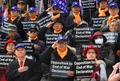 韓国・ソウルで行われた反北朝鮮デモで、プラカードを持って抗議する親米保守派の活動家ら（2019年2月26日撮影）。(c)Jung Yeon-je / AFP