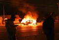 米ミズーリ（Missouri）州ファーガソン（Ferguson）で、黒人青年を射殺した白人警官について不起訴とする判断が下されたことに抗議するデモが行われる中、放火された警察車両（2014年11月24日撮影）。(c)AFP/Jewel Samad