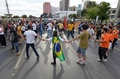 サッカーW杯のブラジル対カメルーン戦が行われたブラジリア（Brasilia）のスタジアム周辺でW杯に抗議するデモの参加者（2014年6月23日撮影）。(c)AFP/Edilson RODRIGUES