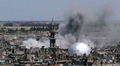 シリア中部ホムス（Homs）に立ち上る煙。動画サイト「ユーチューブ（YouTube）」より（2012年6月7日撮影）。(c)AFP/ HO / YOUTUBE