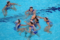 シンクロナイズドスイミング、チーム・フリールーティン決勝でチームメイトに救助される小林寛美。（2008年8月23日撮影）(c)AFP/MARTIN BUREAU