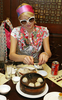 2007年11月21日、中国・上海（Shanghai）のレストランで飲茶を楽しむパリス・ヒルトン（Paris Hilton）。(c)AFP/Mark RALSTON