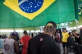 ブラジル・リオデジャネイロ（Rio de Janeiro）の理髪店で、後頭部にサッカー男子ブラジル代表のネイマール（Neymar da Silva Santos Junior）選手の肖像が施された男性（2014年6月27日撮影）。(c)AFP/YASUYOSHI CHIBA