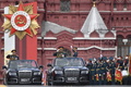ロシア・モスクワで行われた式典で、自国軍兵士に敬礼するセルゲイ・ショイグ国防相（2022年5月9日撮影、資料写真）。(c)Kirill KUDRYAVTSEV / AFP
