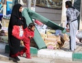 家族と共にイラク西部ファルージャ（Fallujah）からカルバラ（Karbala）州に逃れた親子（2014年1月6日撮影）。(c)AFP/AHMAD AL-RUBAYE