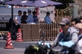 中国・北京の天安門広場で通行人の身元を確認する警官（2018年6月4日撮影）。(c) AFP PHOTO / FRED DUFOUR