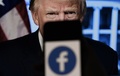 画面に表示されたフェイスブックのロゴと、ドナルド・トランプ前米大統領の写真（2021年5月5日撮影）。(c)Olivier DOULIERY / AFP