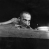 死の床ある囚人。ドイツ東部のブーヘンバルト強制収容所にて（1945年4月1日撮影）。(c)ERIC SCHWAB / AFP