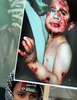 ギリシャの首都アテネ（Athens）の国会議事堂前で、イスラエルのパレスチナ自治区ガザ地区（Gaza Strip）攻撃で負傷した子どもの写真を掲げて抗議する子ども（2009年1月11日撮影）。(c)AFP/LOUISA GOULIAMAKI