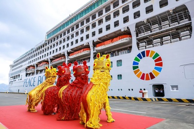ピースボートの「パシフィック・ワールド号」が中国・深圳初入港