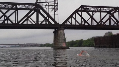 字幕:英遠泳選手、きれいになったNYハドソン川を完泳 水質改善訴え
