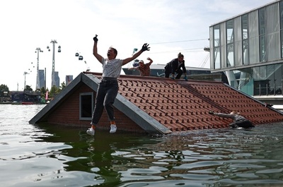 【今日の1枚】屋根で孤立？ 芝居だから心配ご無用 英