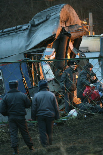 ロシア列車脱線事故、39人死亡 テロの可能性も