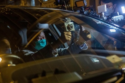 「闘い続けよ！」 保釈された香港紙の創業者、スタッフらを鼓舞