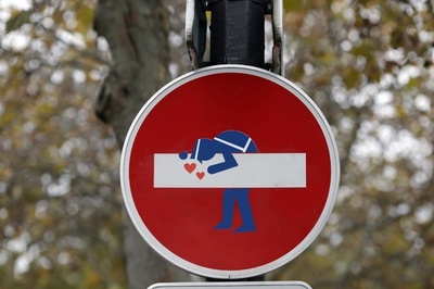 アイラブ交通ルール、フランスの交通標識にハートマーク？