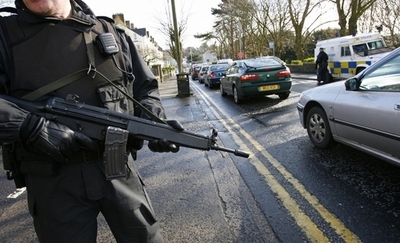 北アイルランドで大型爆発物見つかる、アイルランド側から起爆ワイヤ