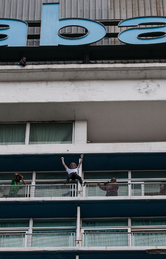 「カストロ支持」の仏スパイダーマン、ハバナのホテルを制覇