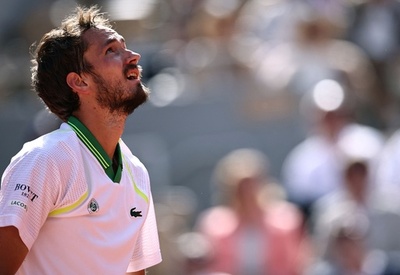 メドベが全仏OP初戦敗退、「土が口に入る」のはうんざり 