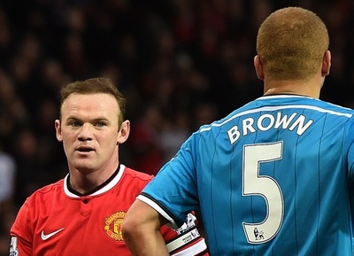 ユナイテッドがルーニーの2得点で勝利、ブラウンは人違いで退場か