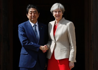 メイ英首相、北朝鮮に「断固とした」姿勢で 安倍首相と会談