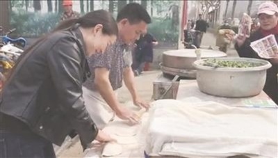 19歳娘が屋台の手伝い、父「大学なんかに行くより働いたほうがまし」動画が炎上