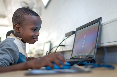 ソーラーパネルの移動教室が情報格差を埋める　アフリカ・ベナン