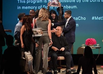 マイケル・コース、毛皮反対デモによりイベント中断