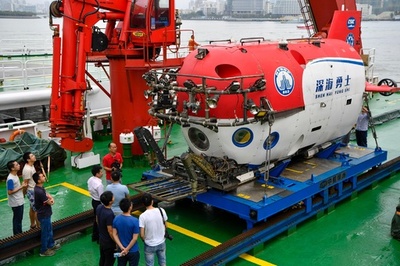 深海の海底にごみの山、潜水艇が発見 一体となった生物も