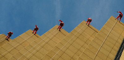 サンタが壁を降りてきた！シドニーでチャリティーイベント